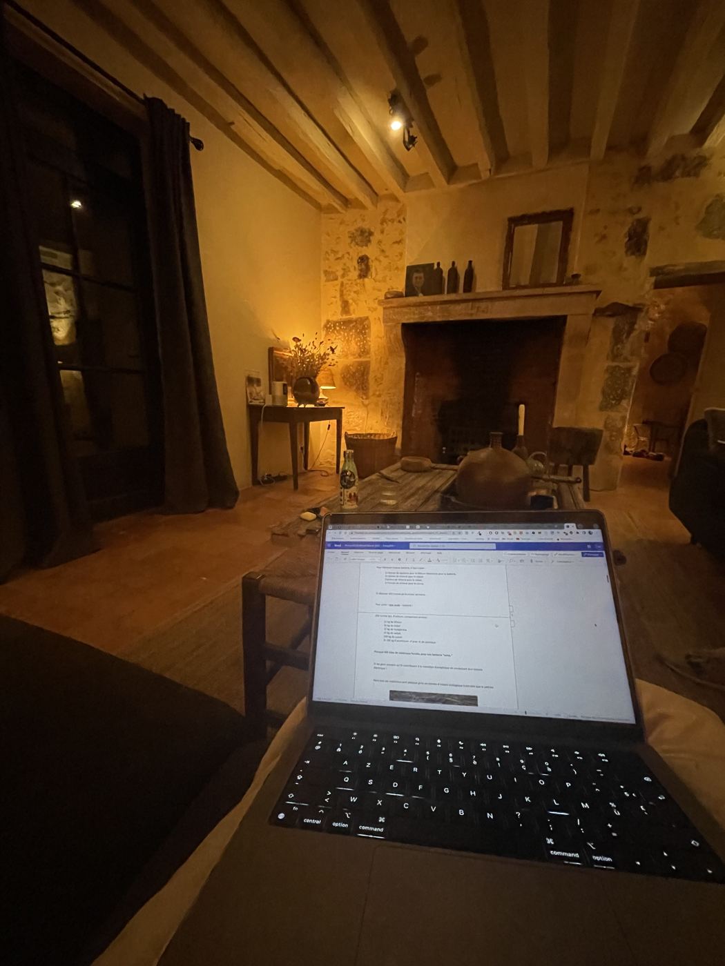 Le soir, au coin du feu.