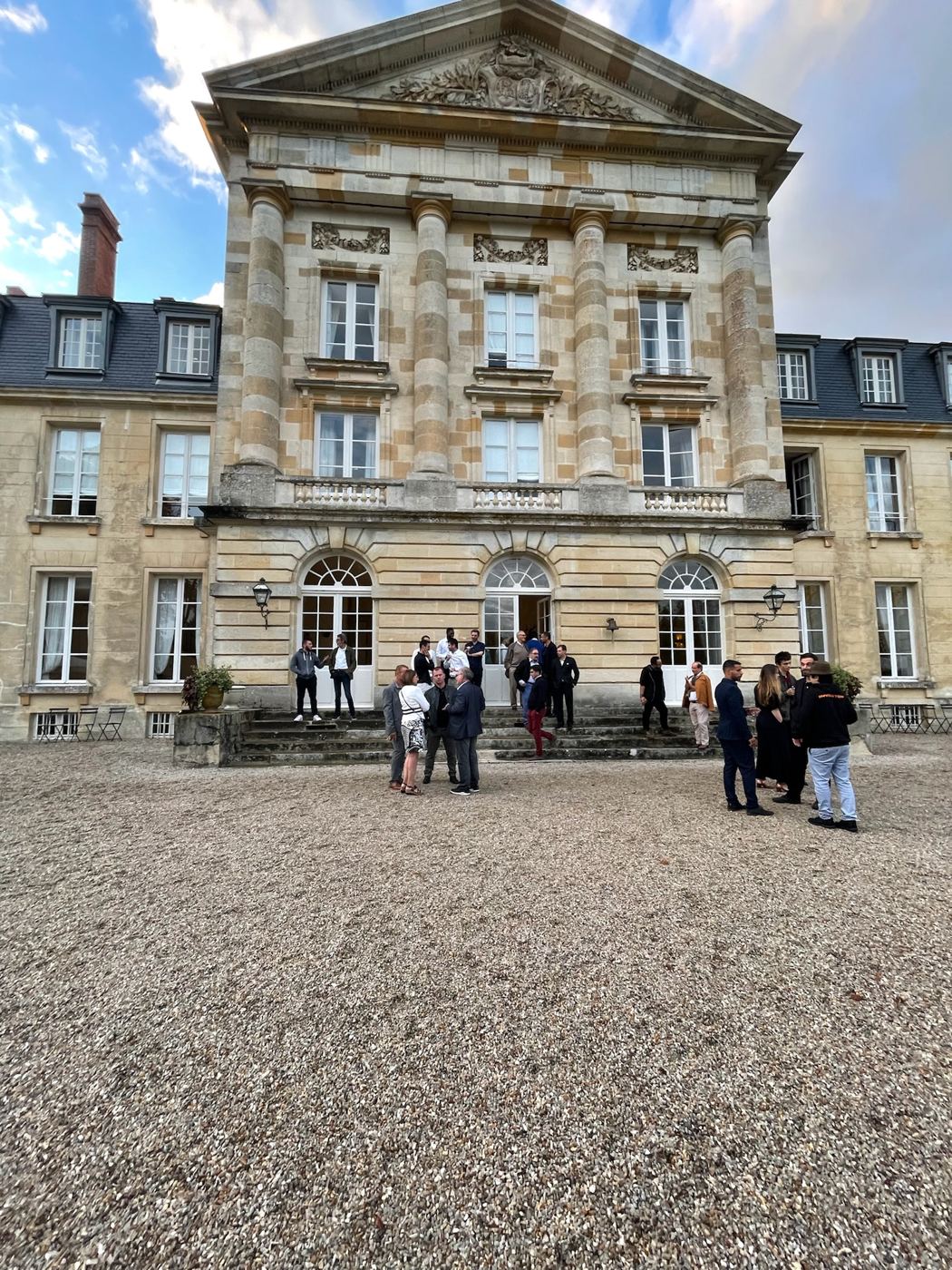 Devant la façade du château de Courtomer.